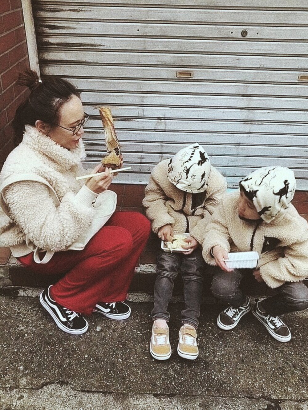 ホワイト系のジャケット/アウター、レッド系のパンツ、ブラック系のスニーカーを着用したレディースの冬コーディネートの4枚目の写真