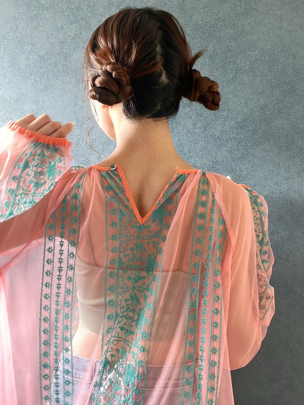 ピンク系のシャツ/ブラウスを着用したレディースの夏コーディネートの2枚目の写真