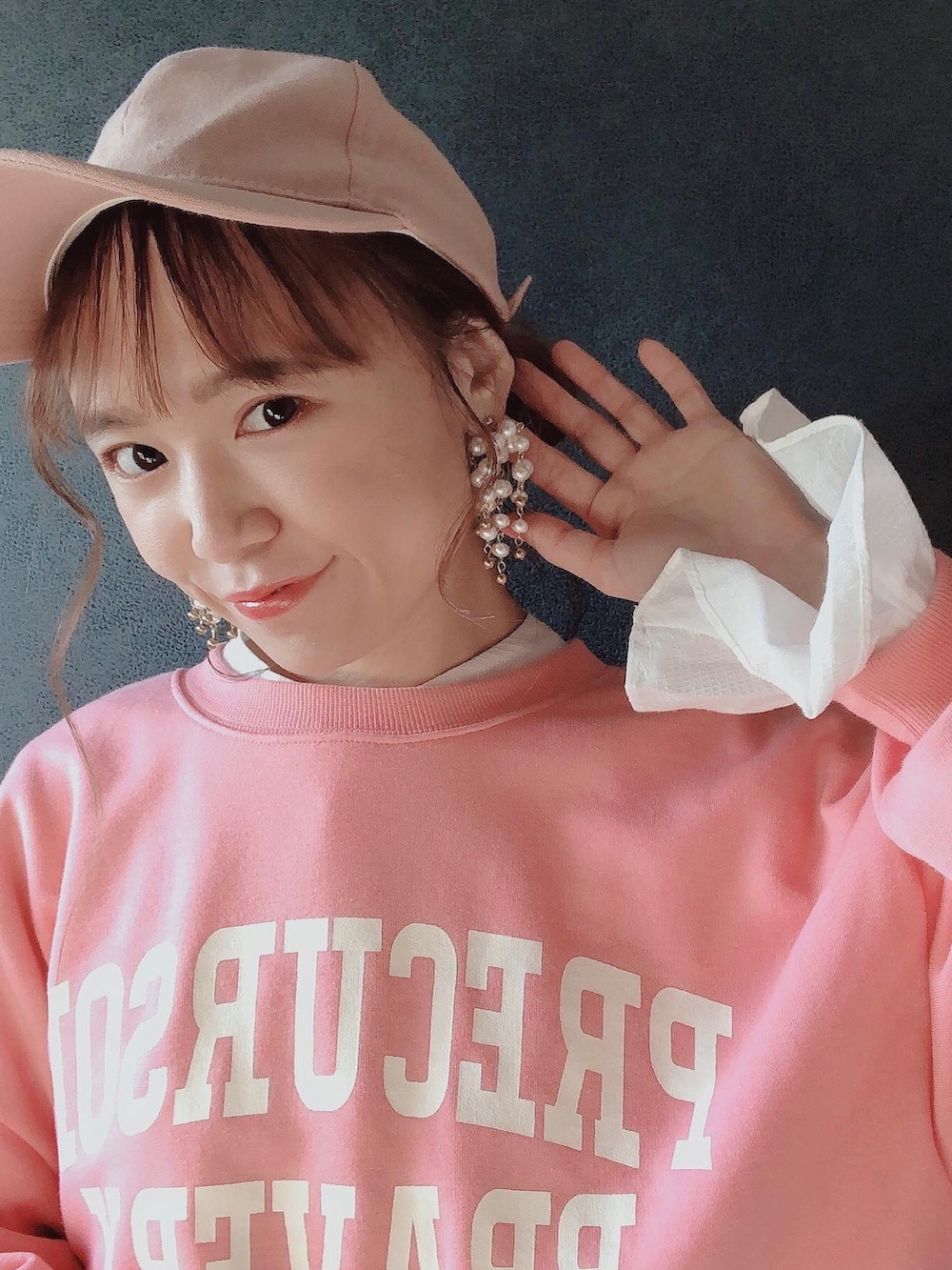 ホワイト系のワンピース、イエロー系のスウェット、レッド系のスニーカーを着用したレディースの冬コーディネートの2枚目の写真