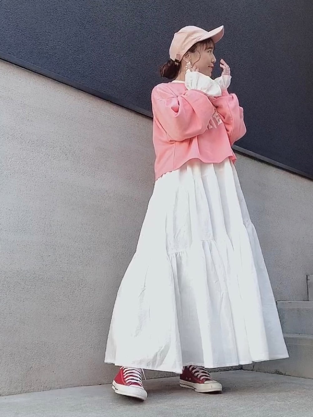 ホワイト系のワンピース、イエロー系のスウェット、レッド系のスニーカーを着用したレディースの冬コーディネートの5枚目の写真