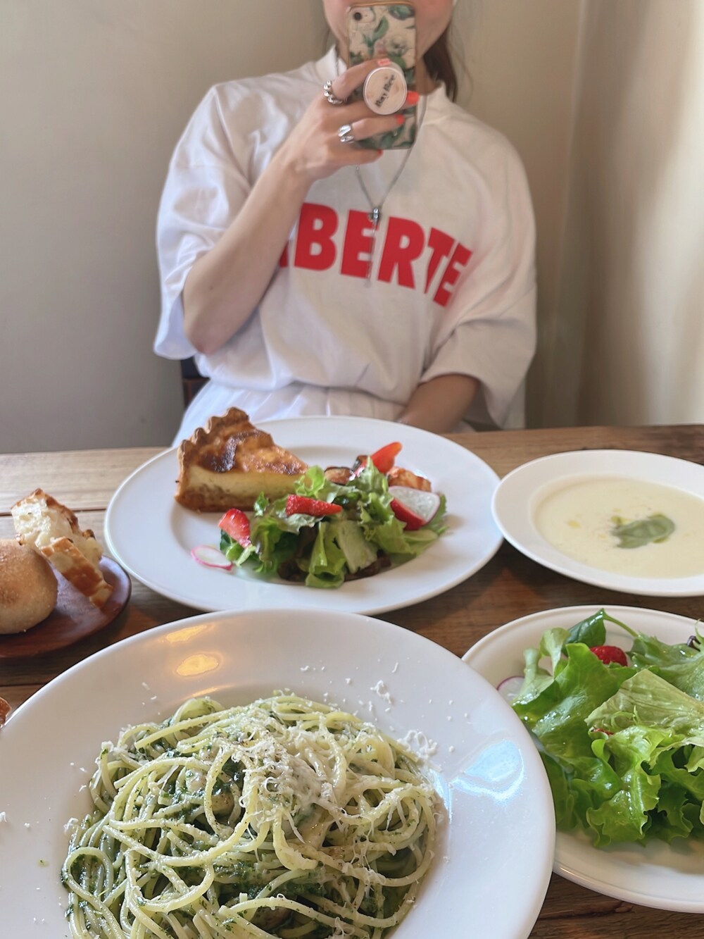 ホワイト系のスカート、ピンク系のショルダーバッグ、ホワイト系のTシャツ/カットソーを着用したレディースの春コーディネートの3枚目の写真