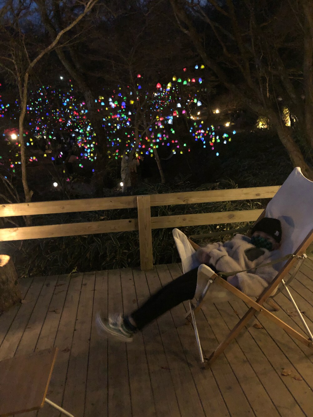 ホワイト系のニット/セーター、ブルー系のデニムスカート、ブラック系のブーツを着用したレディースの秋コーディネートの4枚目の写真