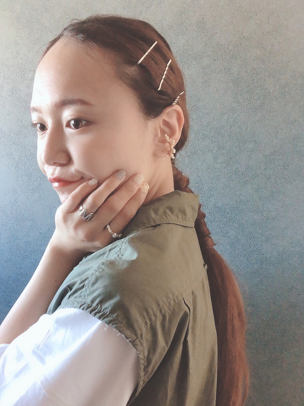 ベージュ系のイヤーカフを着用したレディースの夏コーディネートの2枚目の写真