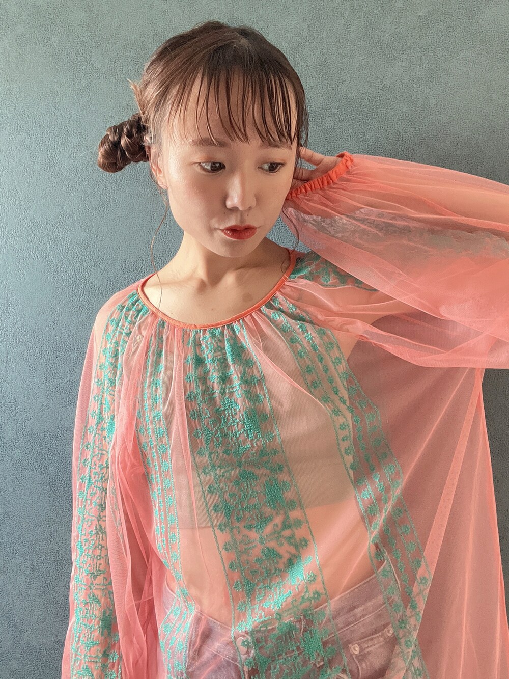 ピンク系のシャツ/ブラウスを着用したレディースの夏コーディネートの3枚目の写真