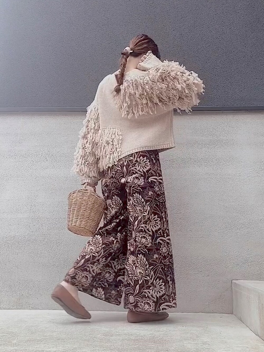 ブラウン系のその他パンツ、ベージュ系のニット/セーター、ブラウン系のパンプスを着用したレディースの秋コーディネートの2枚目の写真