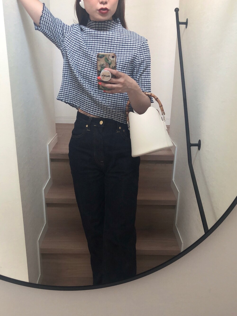 ブラック系のシャツ/ブラウス、ブルー系のデニムパンツ、ホワイト系のハンドバッグを着用したレディースの春コーディネートの2枚目の写真