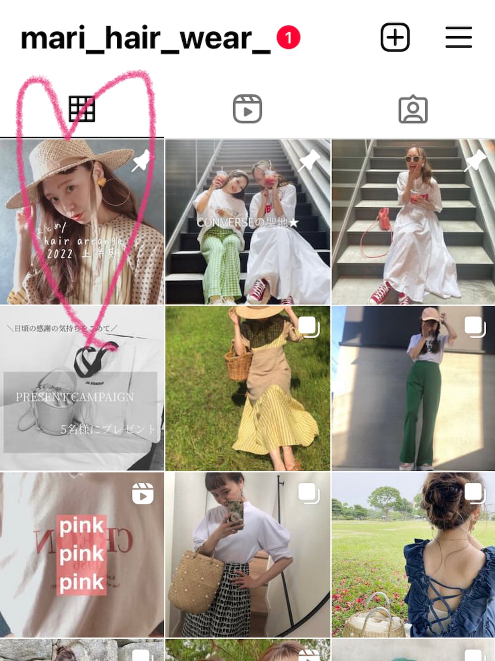 イエロー系のワンピース、ベージュ系のハットを着用したレディースの夏コーディネートの2枚目の写真