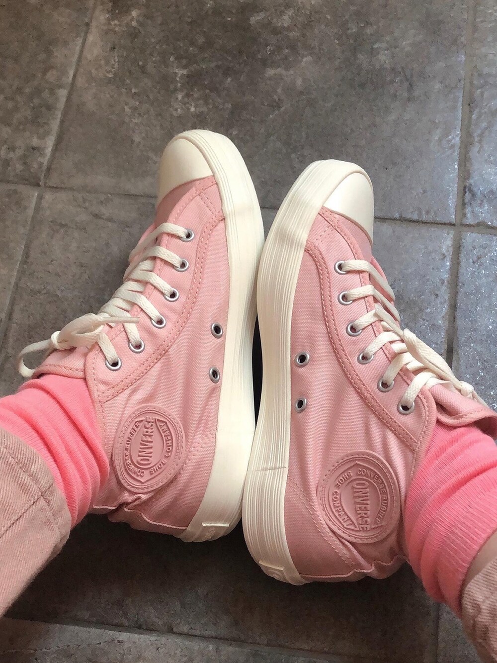 ピンク系のニット/セーター、ピンク系のデニムパンツ、ピンク系のスニーカーを着用したレディースの冬コーディネートの3枚目の写真