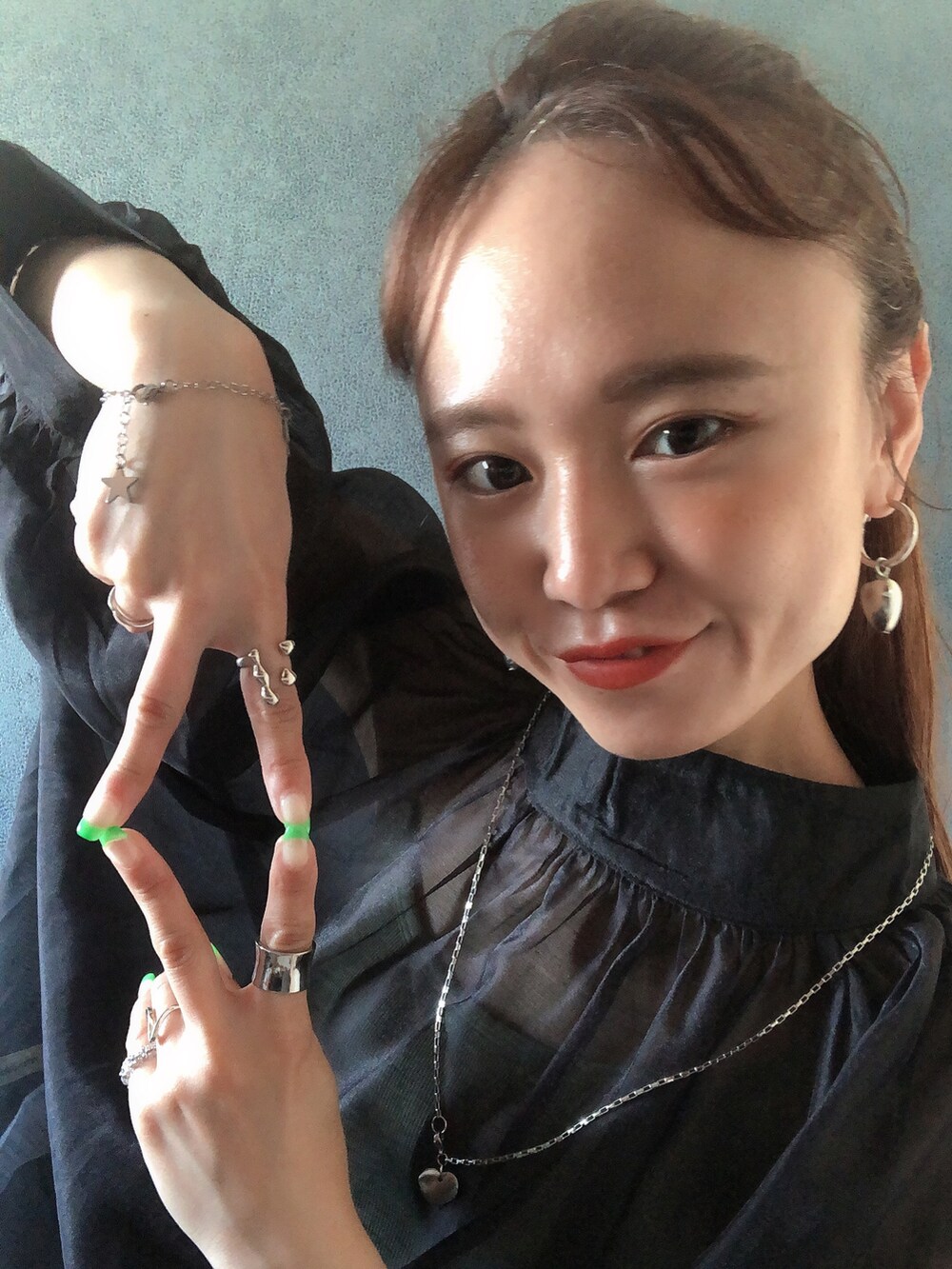 ブラック系のシャツ/ブラウス、ブラック系のパンツ、ブラック系のスニーカーを着用したレディースの春コーディネートの5枚目の写真