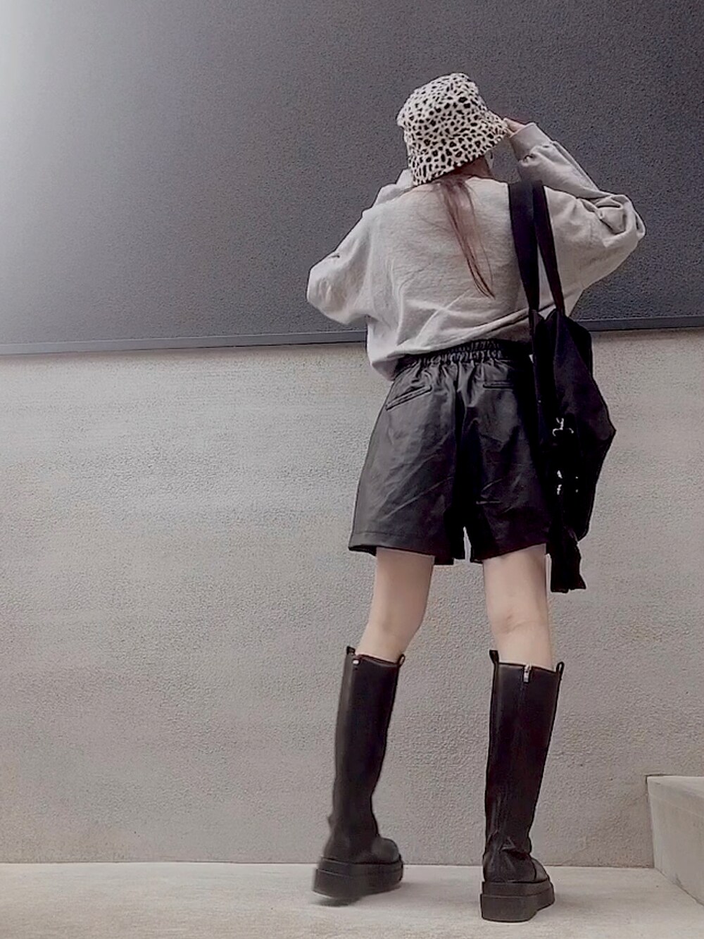 ブラック系のパンツ、グレー系のスウェット、ブラック系のトートバッグを着用したレディースの秋コーディネートの3枚目の写真