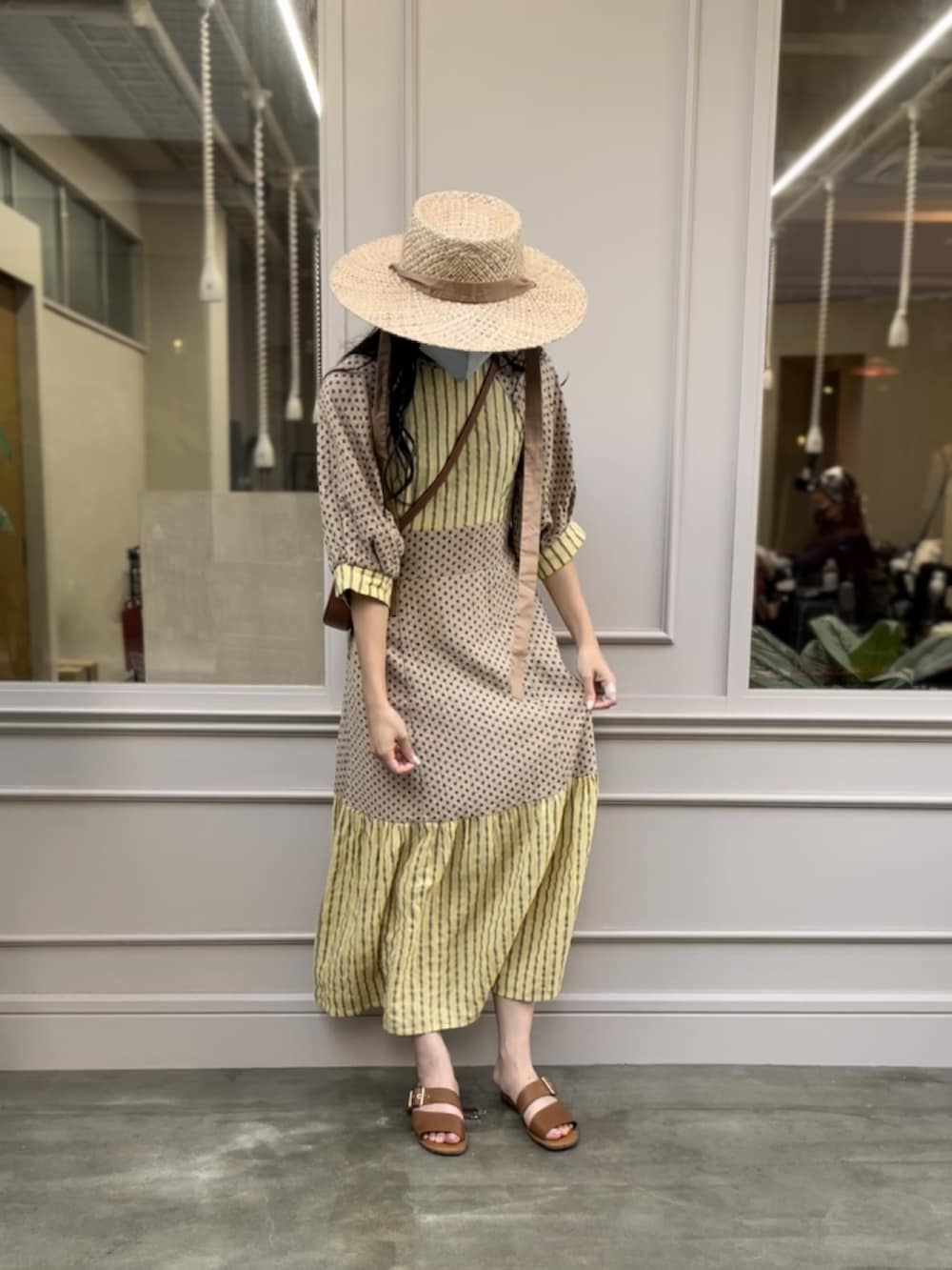 イエロー系のワンピースを着用したレディースの夏コーディネートの3枚目の写真