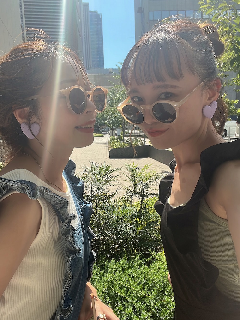 「夏コーデ、オトナカジュアル、大人ガーリー、韓国ファッション、かごバッグ、お出かけコーデ、大人女子、サングラス、サロペット、コンバース、ママコーデ、ママファッション、ランチ、肩フリル、フリル」｜「glow_plusのアイテム（かごバッグ、ベージュ系）」を使った、ᴍ ᴀ ʀ ɪ  さん（レディース・157cm）の夏コーディネートの3枚目の写真