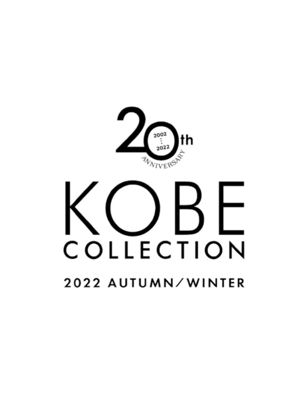 ブラック系のトートバッグ、ブラック系のワンピース、ホワイト系のブーツを着用したレディースの秋コーディネートの2枚目の写真