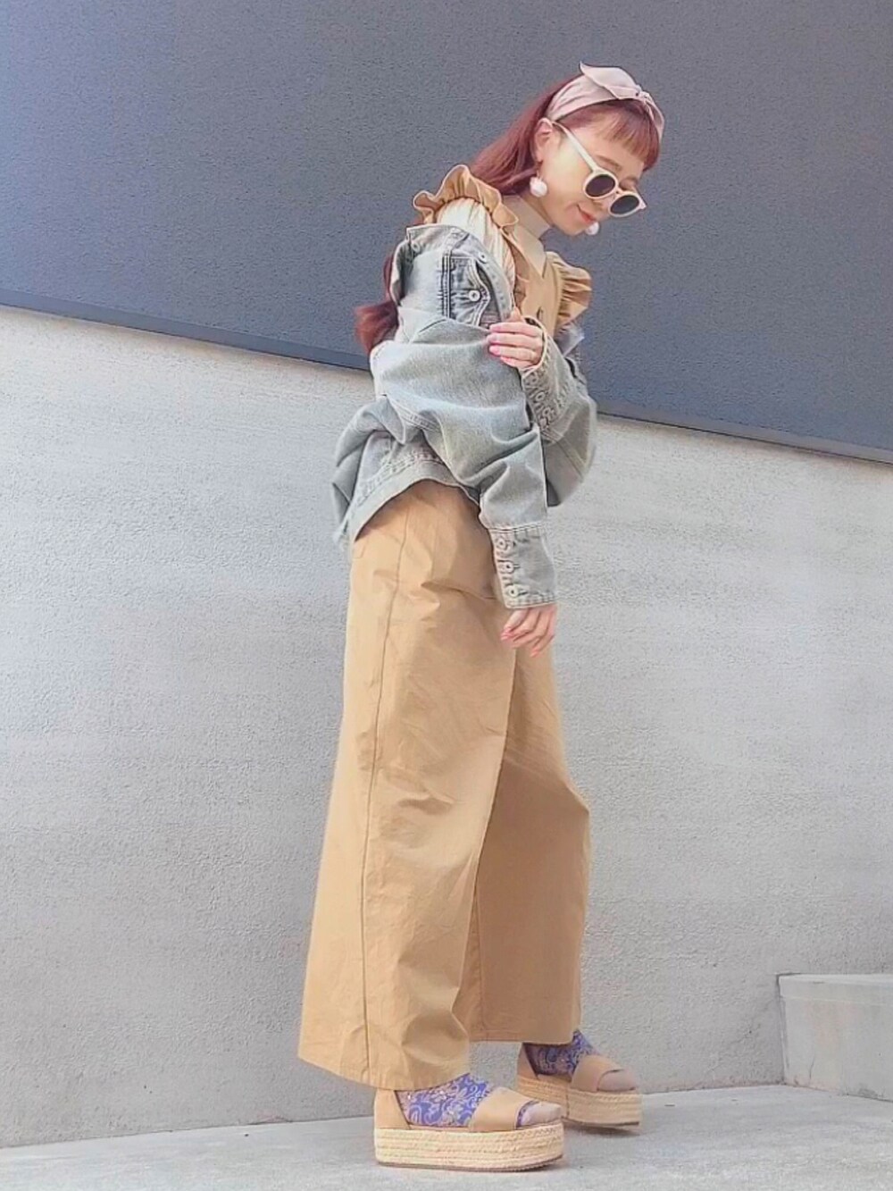 ベージュ系のつなぎ/オールインワン、ブルー系のデニムジャケットを着用したレディースの春コーディネートの2枚目の写真