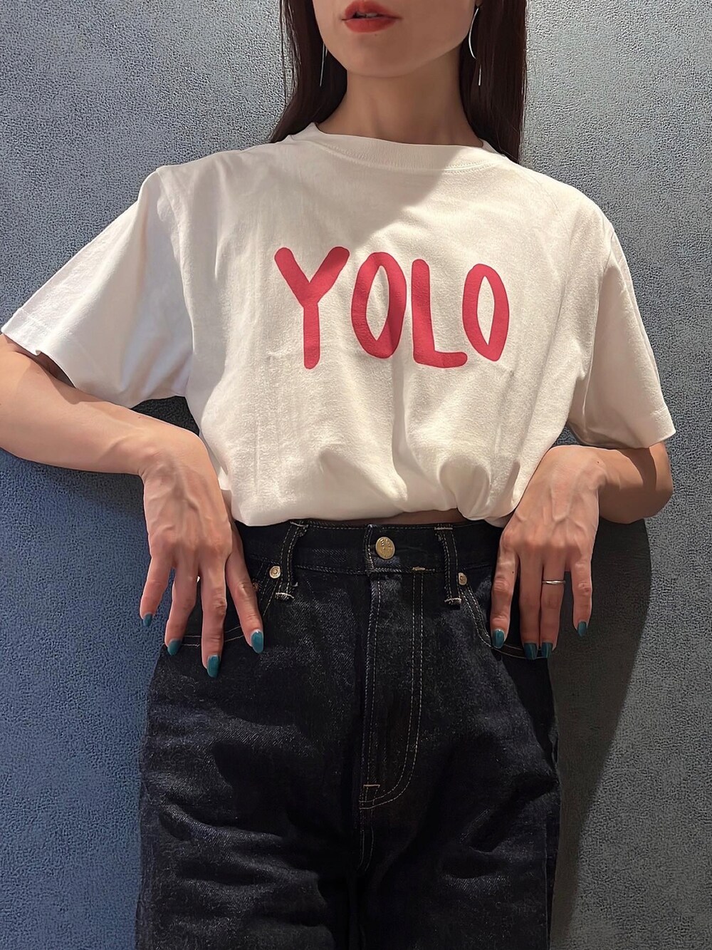 ホワイト系のTシャツ/カットソーを着用したレディースの秋コーディネートの2枚目の写真