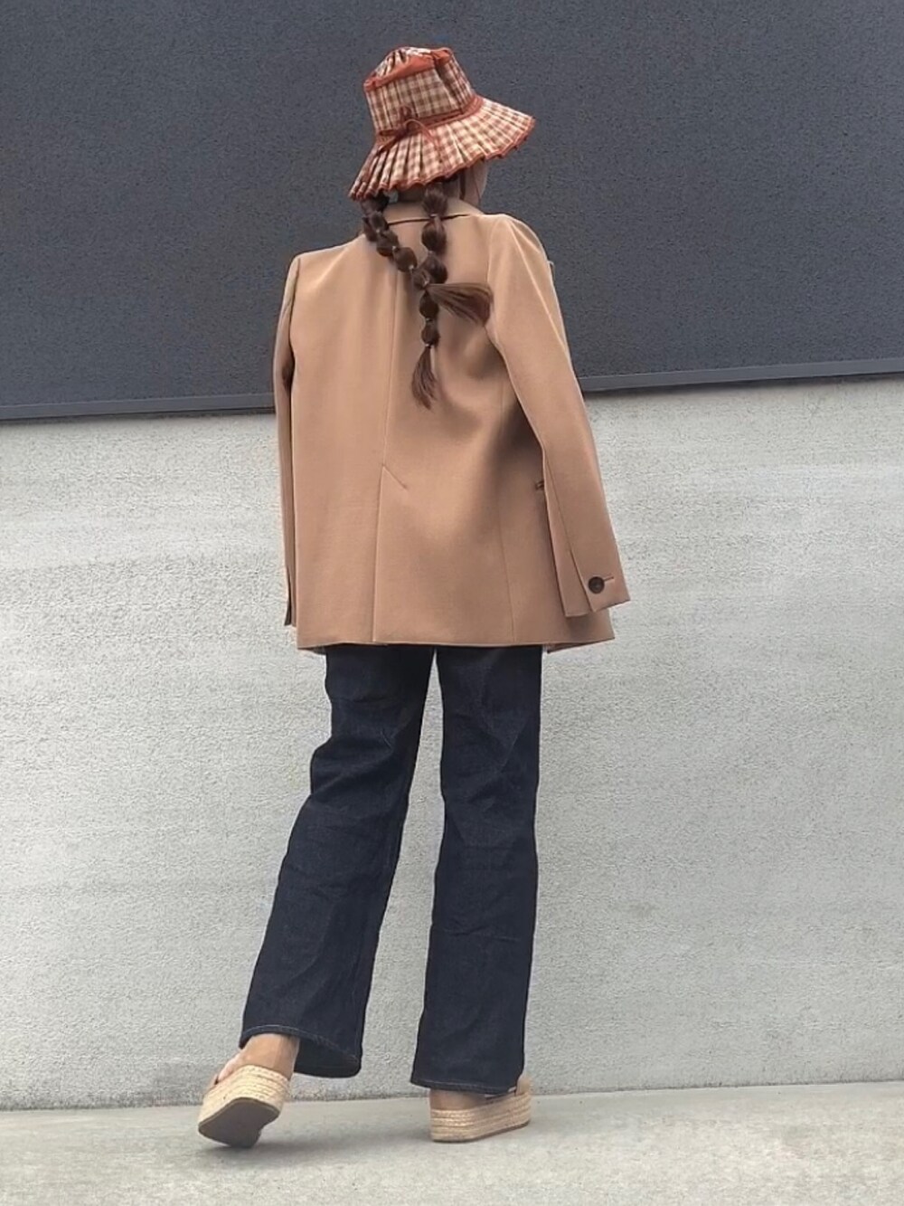 ホワイト系のTシャツ/カットソー、ベージュ系のテーラードジャケット、ブルー系のデニムパンツを着用したレディースの春コーディネートの2枚目の写真