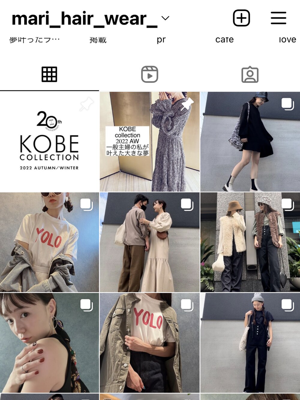 ブラック系のトートバッグ、ブラック系のワンピース、ホワイト系のブーツを着用したレディースの秋コーディネートの3枚目の写真