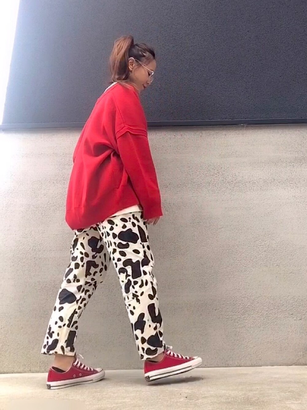 レッド系のカーディガン/ボレロ、ホワイト系のTシャツ/カットソー、ホワイト系のパンツを着用したレディースの秋コーディネートの2枚目の写真