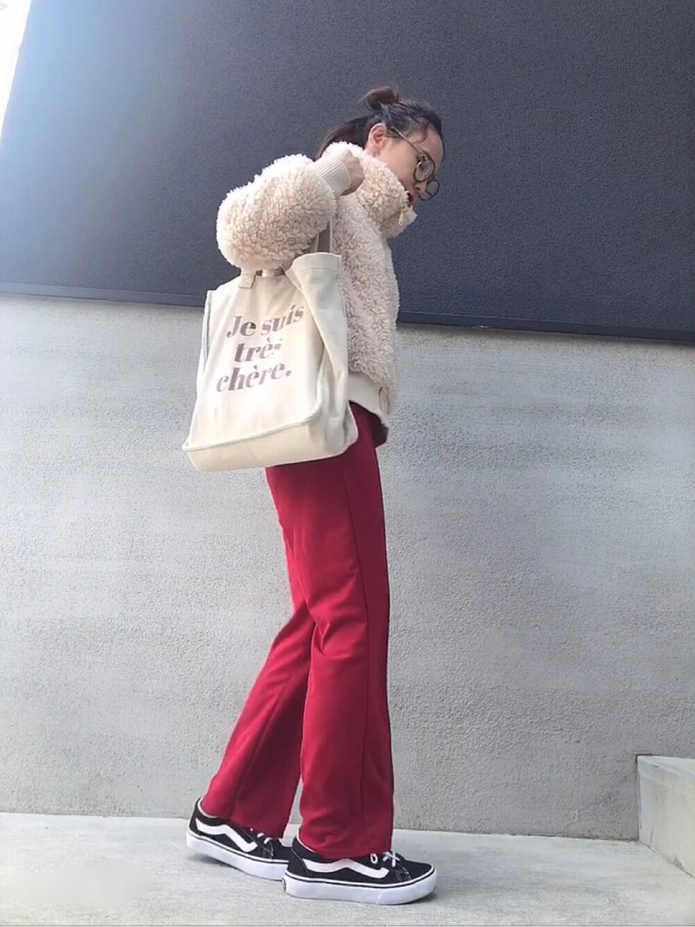 ホワイト系のジャケット/アウター、レッド系のパンツ、ブラック系のスニーカーを着用したレディースの冬コーディネートの2枚目の写真