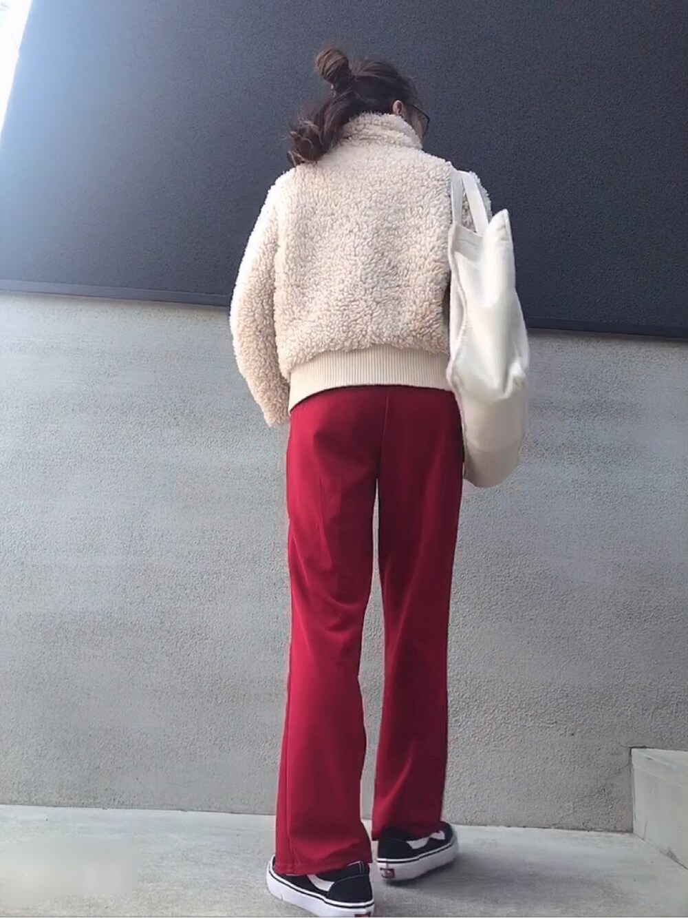 ホワイト系のジャケット/アウター、レッド系のパンツ、ブラック系のスニーカーを着用したレディースの冬コーディネートの3枚目の写真