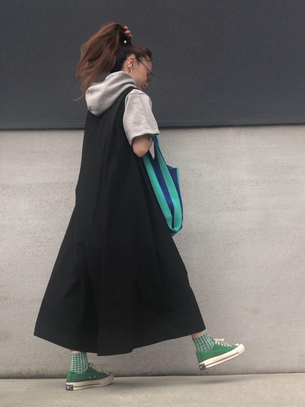 グレー系のシャツ/ブラウス、グレー系のスウェット、グリーン系のスニーカーを着用したレディースの春コーディネートの2枚目の写真