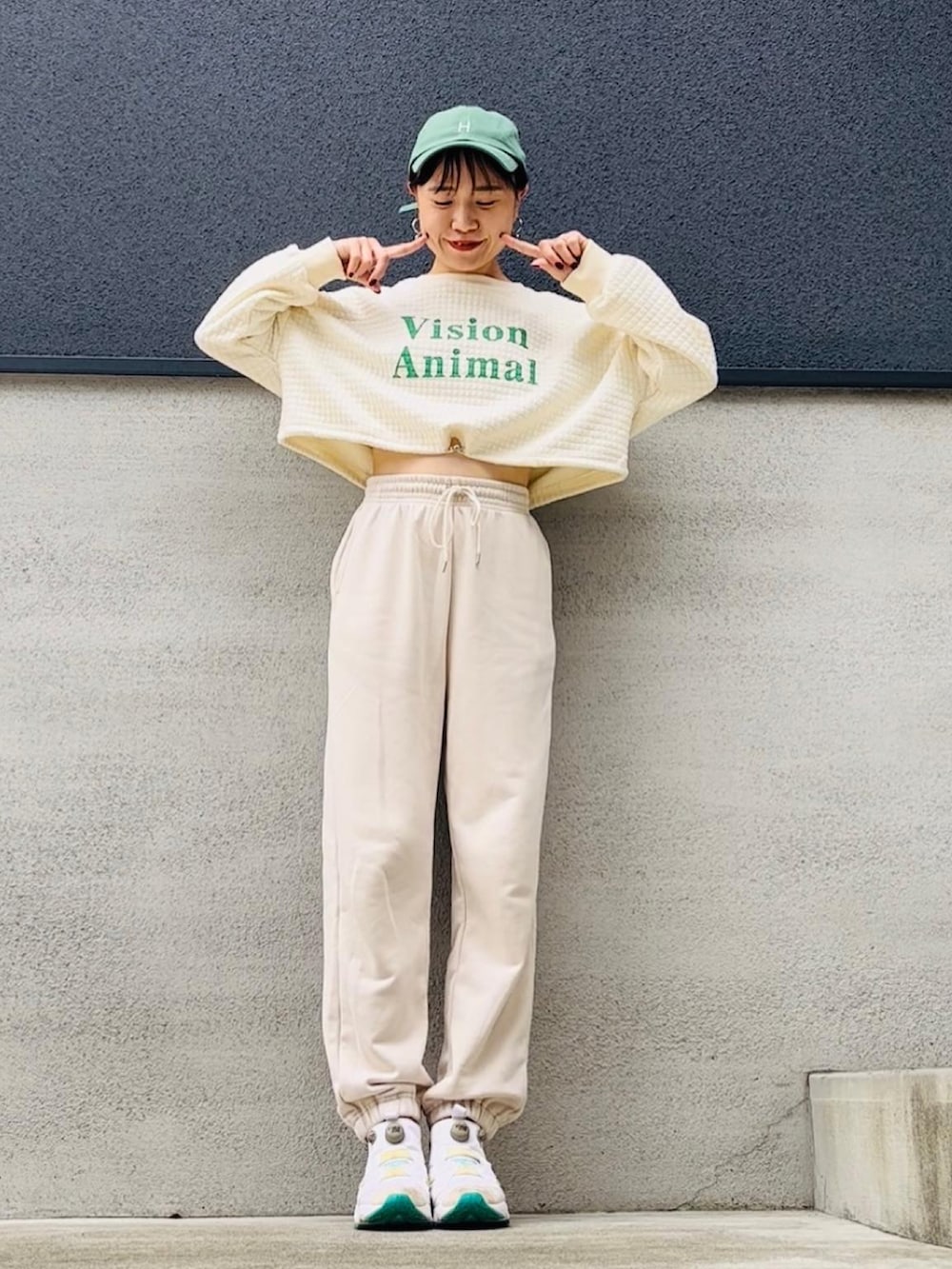 ホワイト系のスニーカー、ホワイト系のスウェットパンツ、ホワイト系のTシャツ/カットソーを着用したレディースの秋コーディネートの2枚目の写真