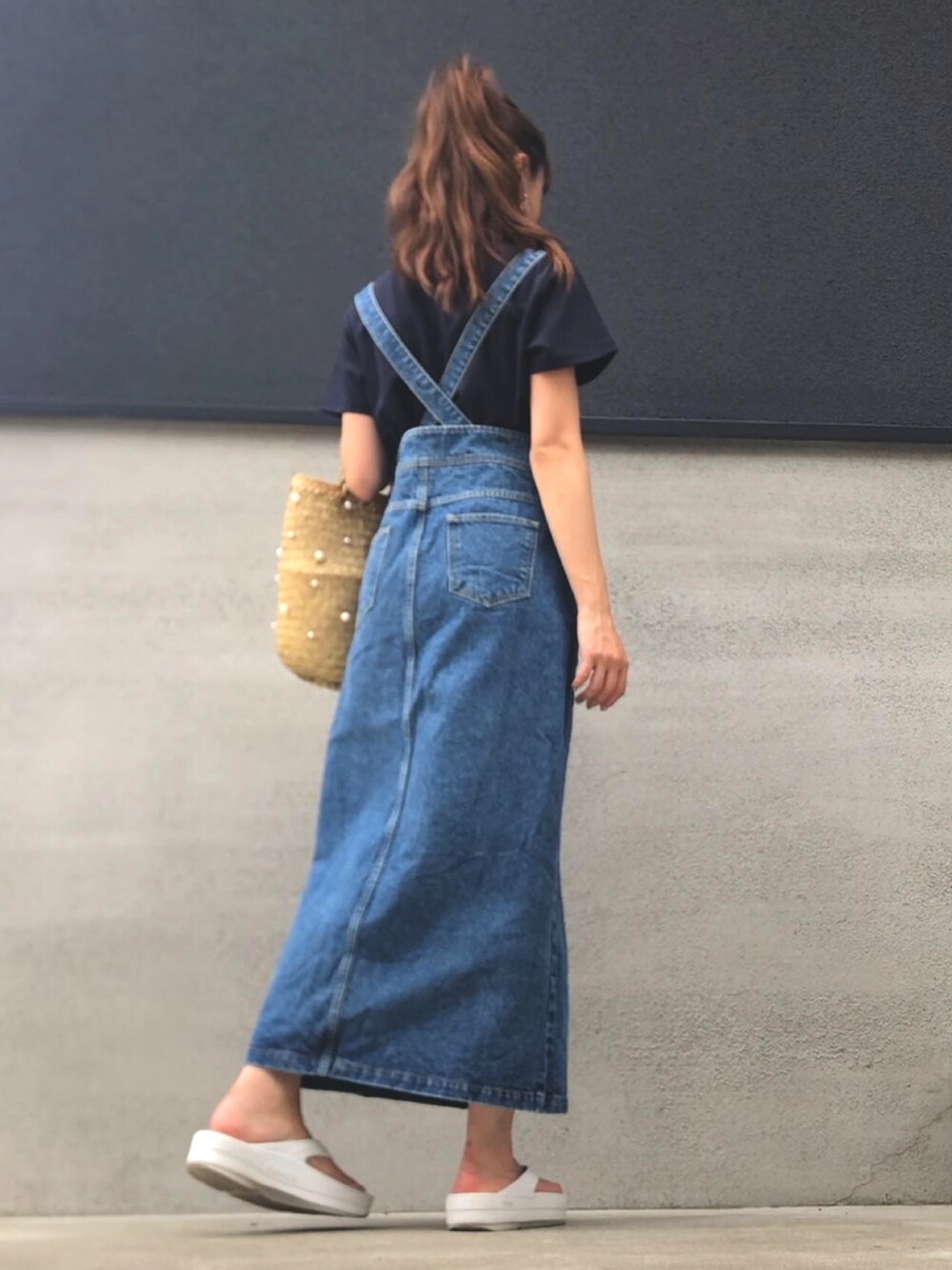 ブルー系のデニムスカート、ホワイト系のサンダル、ブルー系のTシャツ/カットソーを着用したレディースの夏コーディネートの3枚目の写真