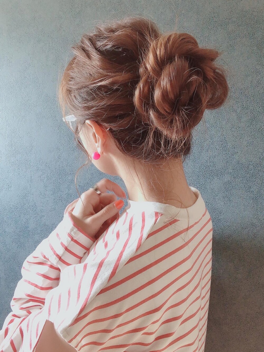 レッド系のTシャツ/カットソー、ピンク系のピアス（両耳用）を着用したレディースの春コーディネートの2枚目の写真