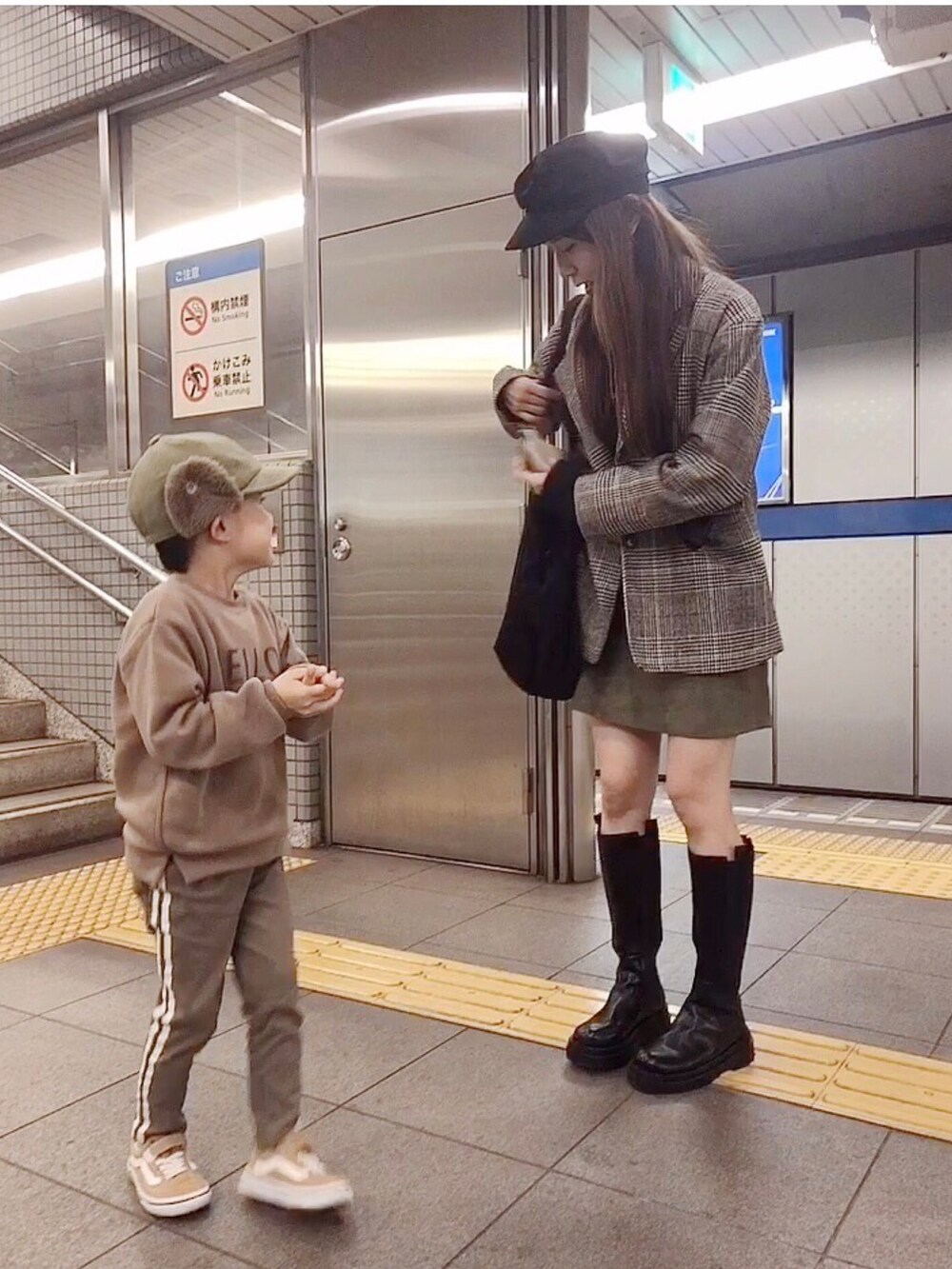 ブラウン系のテーラードジャケット、グリーン系のスカート、ブラック系のキャスケットを着用したレディースの秋コーディネートの3枚目の写真