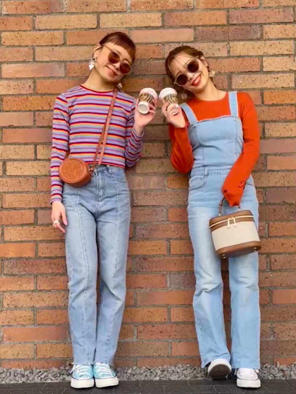 ブルー系のデニムパンツ、ブルー系のTシャツ/カットソー、ブルー系のスニーカーを着用したレディースの春コーディネートの2枚目の写真