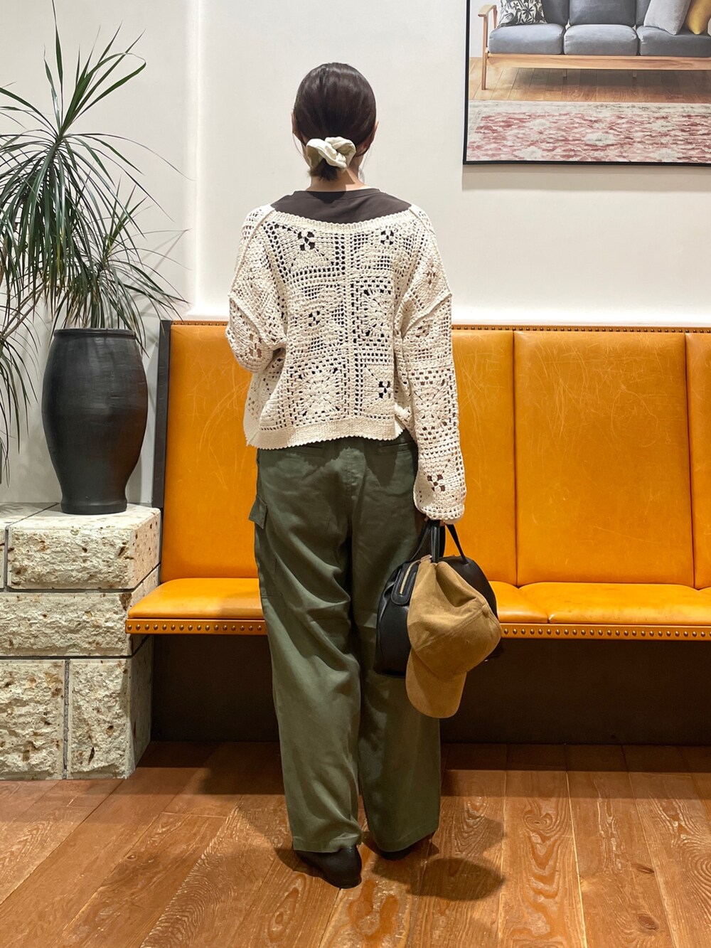 ベージュ系のカーディガン/ボレロ、ブラウン系のTシャツ/カットソー、グリーン系のその他パンツを着用したレディースの秋コーディネートの3枚目の写真