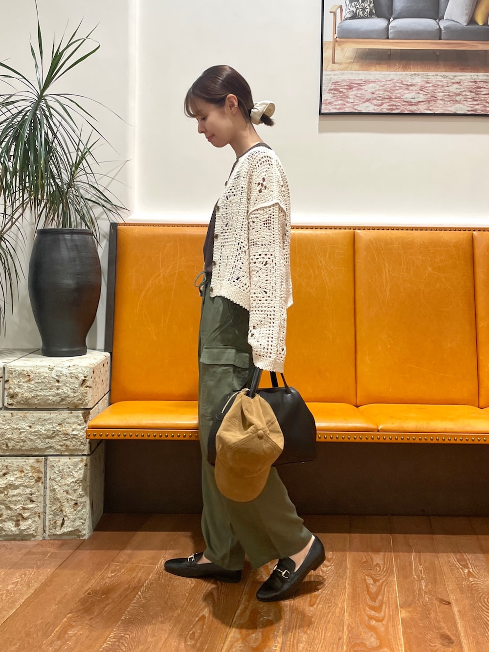 ベージュ系のカーディガン/ボレロ、ブラウン系のTシャツ/カットソー、グリーン系のその他パンツを着用したレディースの秋コーディネートの2枚目の写真