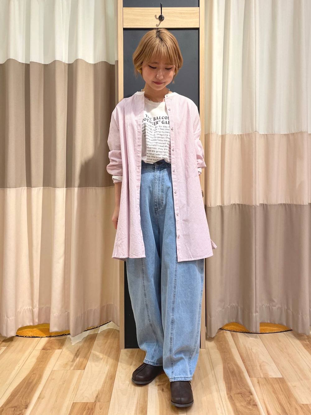 「オトナカジュアル、カジュアルコーデ、春、ootd、ゆるコーデ、低身長、春アウター、デニムパンツ、ストライプシャツ、シャツ、ピンク、いいね返し、いいね、save、フォローお願いします🤑、サマンサ モスモス(Samansa Mos2)、SM2」｜「Samansa Mos2のロゴプリント長袖カットソー（Tシャツ/カットソー、ホワイト系）」を使った、ゆきほさん（レディース・156cm）の春コーディネートの2枚目の写真