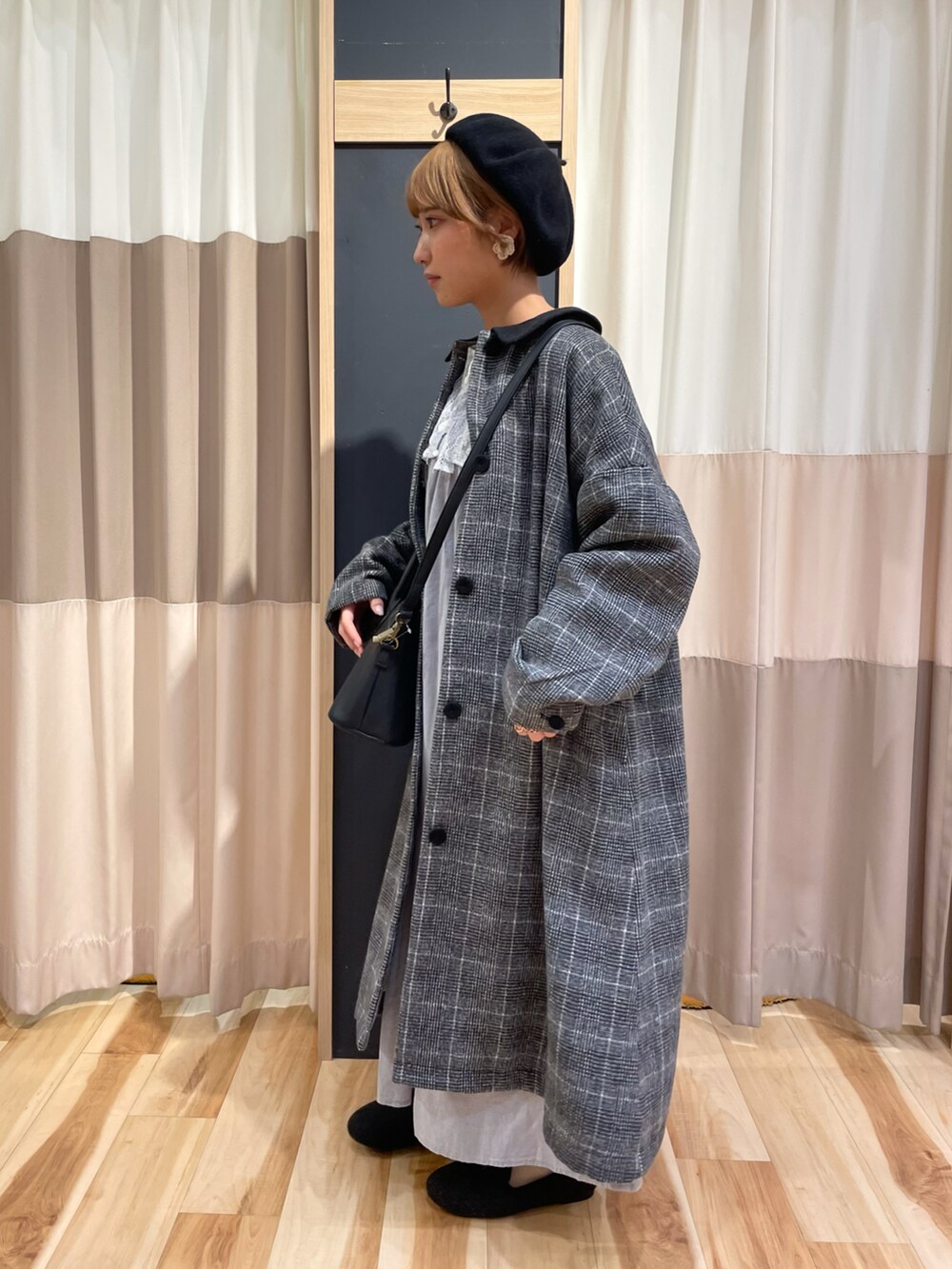 「コート、ワンピース、ブラック、ベレー帽、秋のコーデ、ナチュラル、レース、冬コーデ、オーバーサイズ、ロングコート、つけ襟、ロングワンピース、ショートヘア、サマンサ モスモス(Samansa Mos2)、いいね、save、フォローお願いします🤑」｜「Samansa Mos2の取り外しレース付ワンピース（ワンピース、ブルー系）」を使った、ゆきほさん（レディース・156cm）の秋コーディネートの2枚目の写真