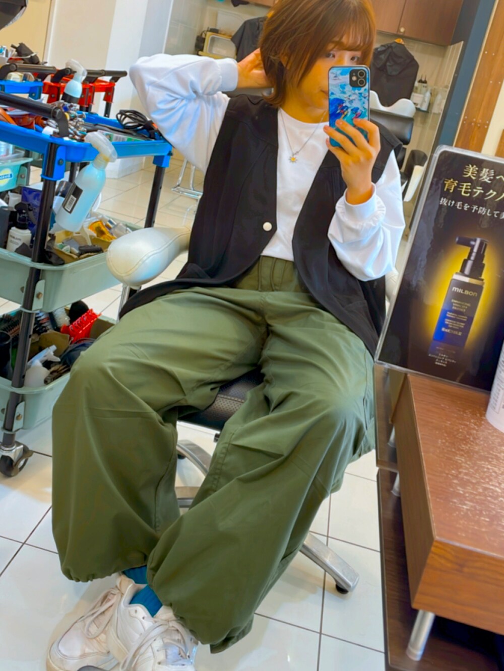 ブラック系のベストを着用したレディースの秋コーディネートの2枚目の写真