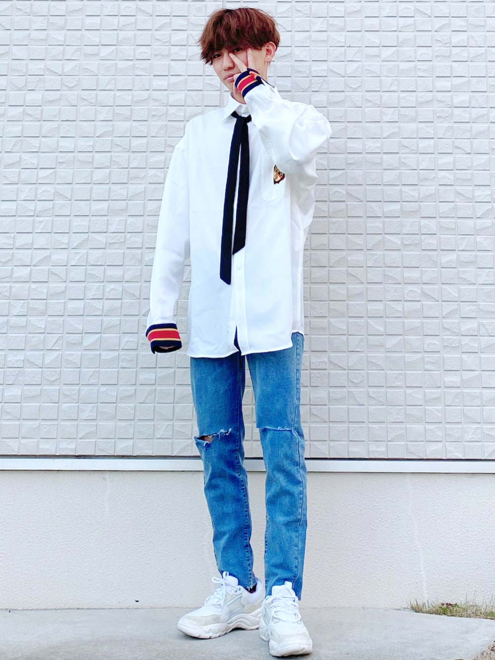 「シャツ、白シャツ、チェックパンツ、韓国、ネクタイ、白スニーカー、低身長コーデ、韓国ブランド、韓国ファッション、韓国スタイル、BTS、韓国コーデ、オーバーシャツ、韓国好きな人と繋がりたい」｜「23.65の23.65（イーシプサムチョンユクオ)V2スニーカー（スニーカー、グレー系）」を使った、ゆーすけさん（メンズ・166cm）の秋コーディネートの2枚目の写真