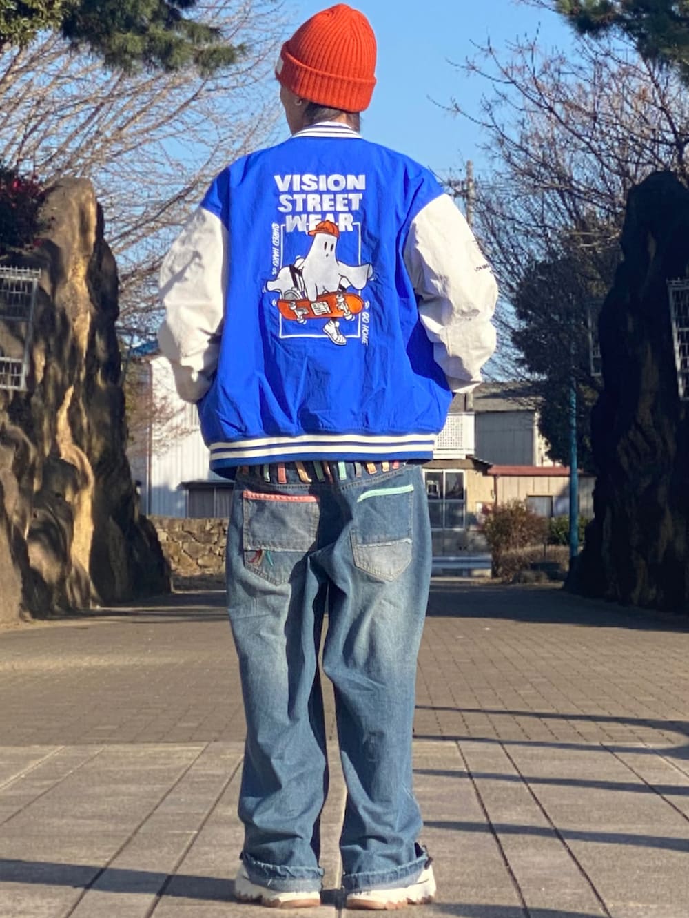 「スタジャン、スタジャンコーデ、ニット帽コーデ、ニット帽、ロゴT、ロゴスウェット、デニムパンツ、春コーデ、春アウター、春のおしゃ見えテクニック、春色、ストリートコーデ、春のNewスタイル、春服デビュー宣言、差し色」｜「CONVERSEのALL STAR (R) TREKWAVE OX　31310080（スニーカー、ブラック系）」を使った、ゆーすけさん（メンズ・166cm）の冬コーディネートの2枚目の写真