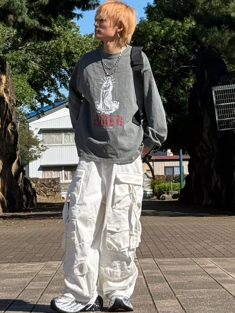 グレー系のTシャツ/カットソー、ホワイト系のカーゴパンツ、ブラック系のショルダーバッグを着用したメンズの秋コーディネートの2枚目の写真