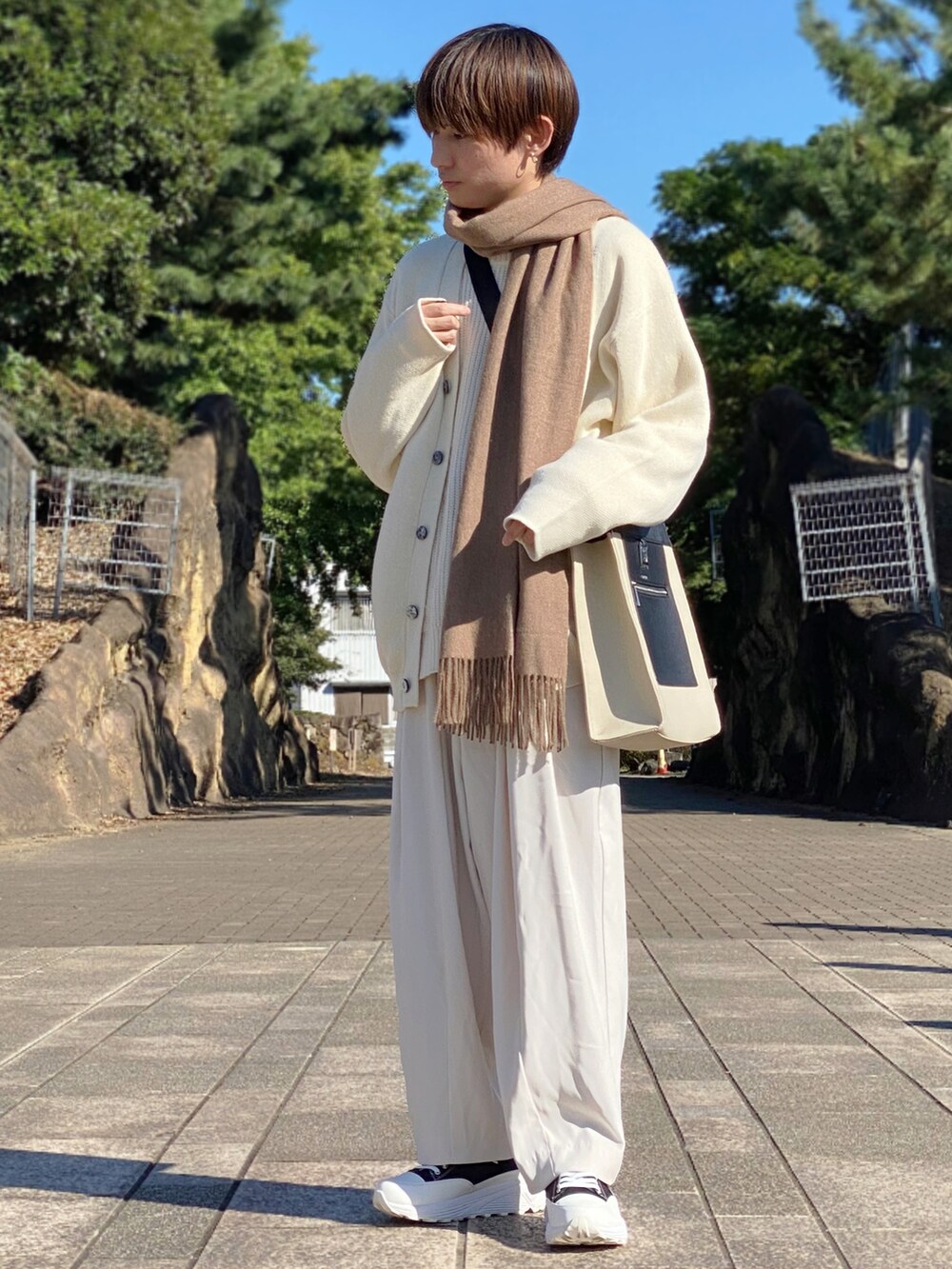 「WEARハロウィン2022、カーディガン、マフラーぐるぐる、マフラー、オールホワイト、ニットカーディガン、ニット、白パンツ、厚底スニーカー、厚底シューズ、ダッドスニーカー、トートバッグ、秋冬コーデ、ホワイトコーデ、adrer」｜「melt.のmelt. - ハイボリュームキャンバスレザースニーカー（スニーカー、ブラック系）」を使った、ゆーすけさん（メンズ・166cm）の秋コーディネートの2枚目の写真