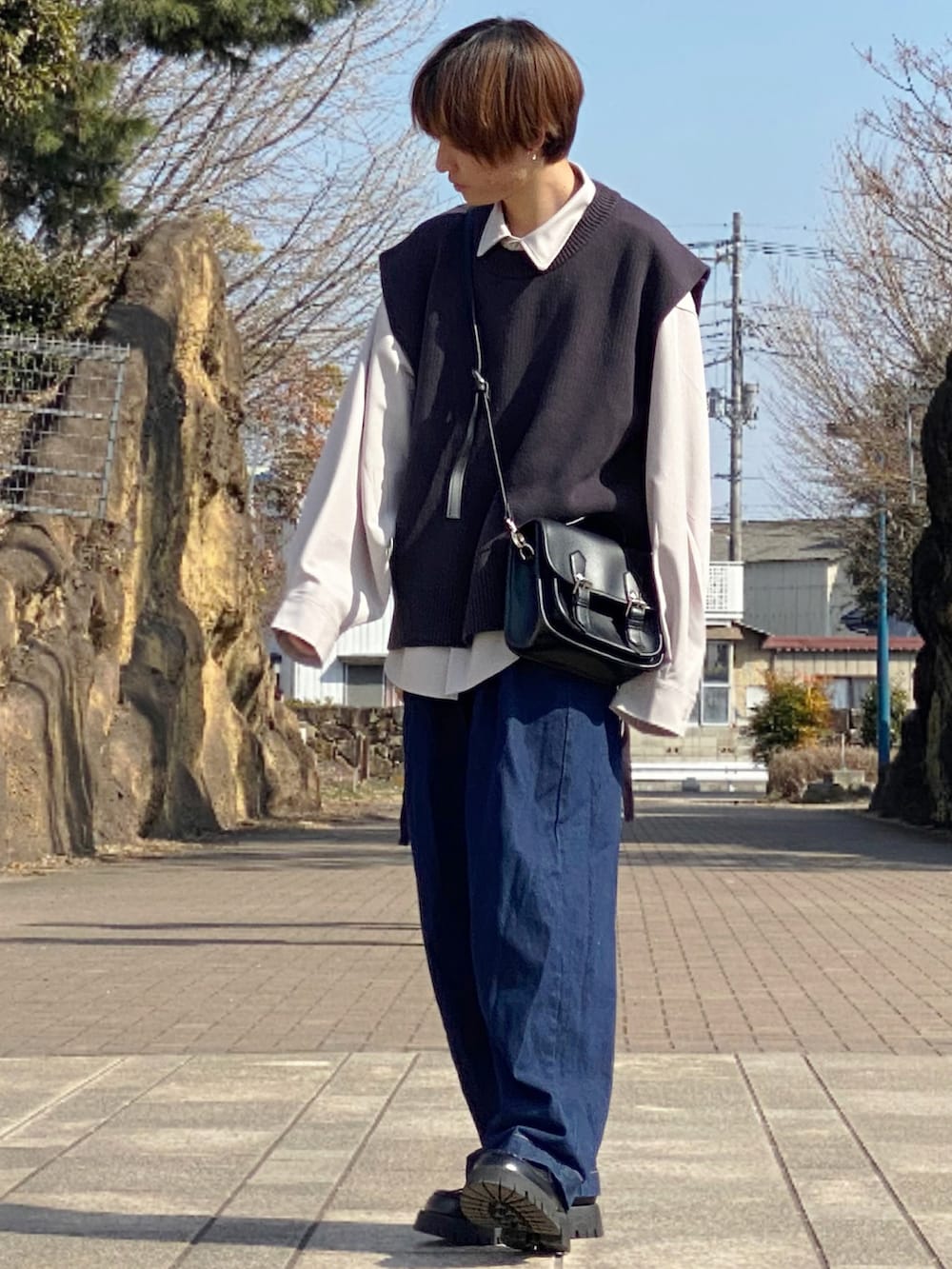 「ニットベスト、ショルダーバッグ、くすみカラー、デニム、デニムパンツ、ワイドデニム、ローファー、ゆるコーデ、革靴、低身長コーデ、低身長男子」｜「MONO-MARTのワイドテーパードバルーンデニムパンツ(10oz DENIM)（デニムパンツ、ブルー系）」を使った、ゆーすけさん（メンズ・166cm）の春コーディネートの2枚目の写真