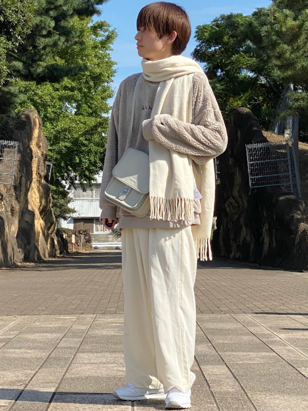 「ゆるコーデ、オールホワイト、ボア、白パンツ、ショルダーバッグ、スクエアバッグ、マフラーぐるぐる、マフラー、マフラーコーデ、カンゴール、スウェット、低身長男子、白スニーカー、ワントーンコーデ、ワントーン」｜「MONO-MARTのTRストレッチ タックワイドスラックスパンツ Autumn-Winter 2021（スラックス、ホワイト系）」を使った、ゆーすけさん（メンズ・166cm）の冬コーディネートの2枚目の写真