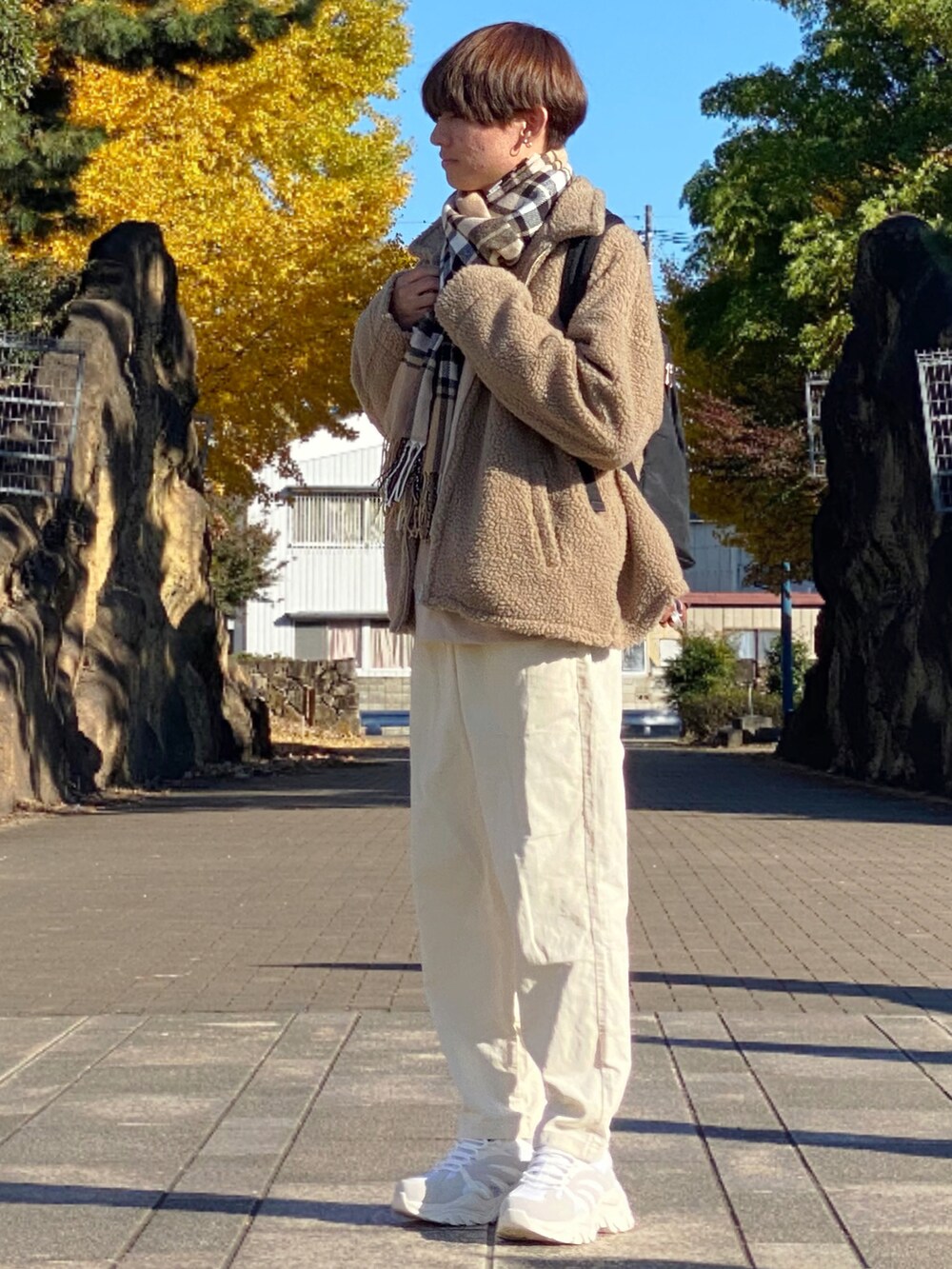 「ゆるコーデ、あったかコーデ、白パンツ、シェフパンツ、コーデュロイパンツ、白スニーカー、ダッドスニーカー、マフラーぐるぐる、マフラー、チェック柄、ボア、ボアジャケット、ボアブルゾン、低身長男子、低身長コーデ」｜「INTER FACTORYのファッションインフルエンサー ゆーすけ × INTER FACTORY　ロープレースダッドスニーカー（スニーカー、ホワイト系）」を使った、ゆーすけさん（メンズ・166cm）の冬コーディネートの2枚目の写真