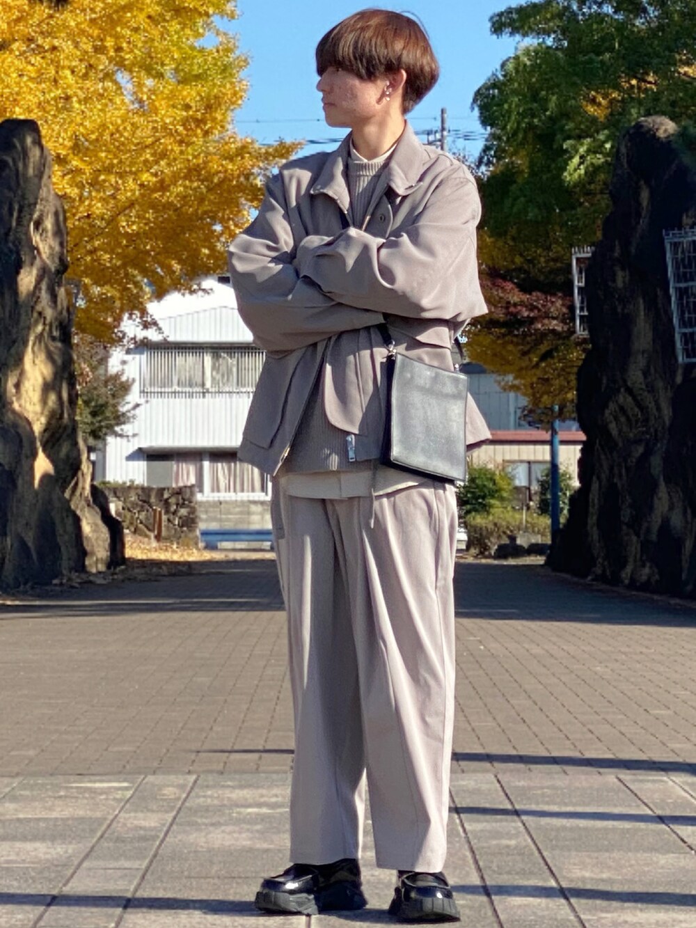「春コーデ、春のコーデ、春アウター、ブルゾン、スクエアバッグ、ベージュパンツ、ベージュコーデ、ベージュ、ローファー、ワントーン、ワントーンコーデ、ニット」｜「LIDNMのKERSEY FLIGHT JACKET（ブルゾン、ベージュ系）」を使った、ゆーすけさん（メンズ・166cm）の冬コーディネートの2枚目の写真