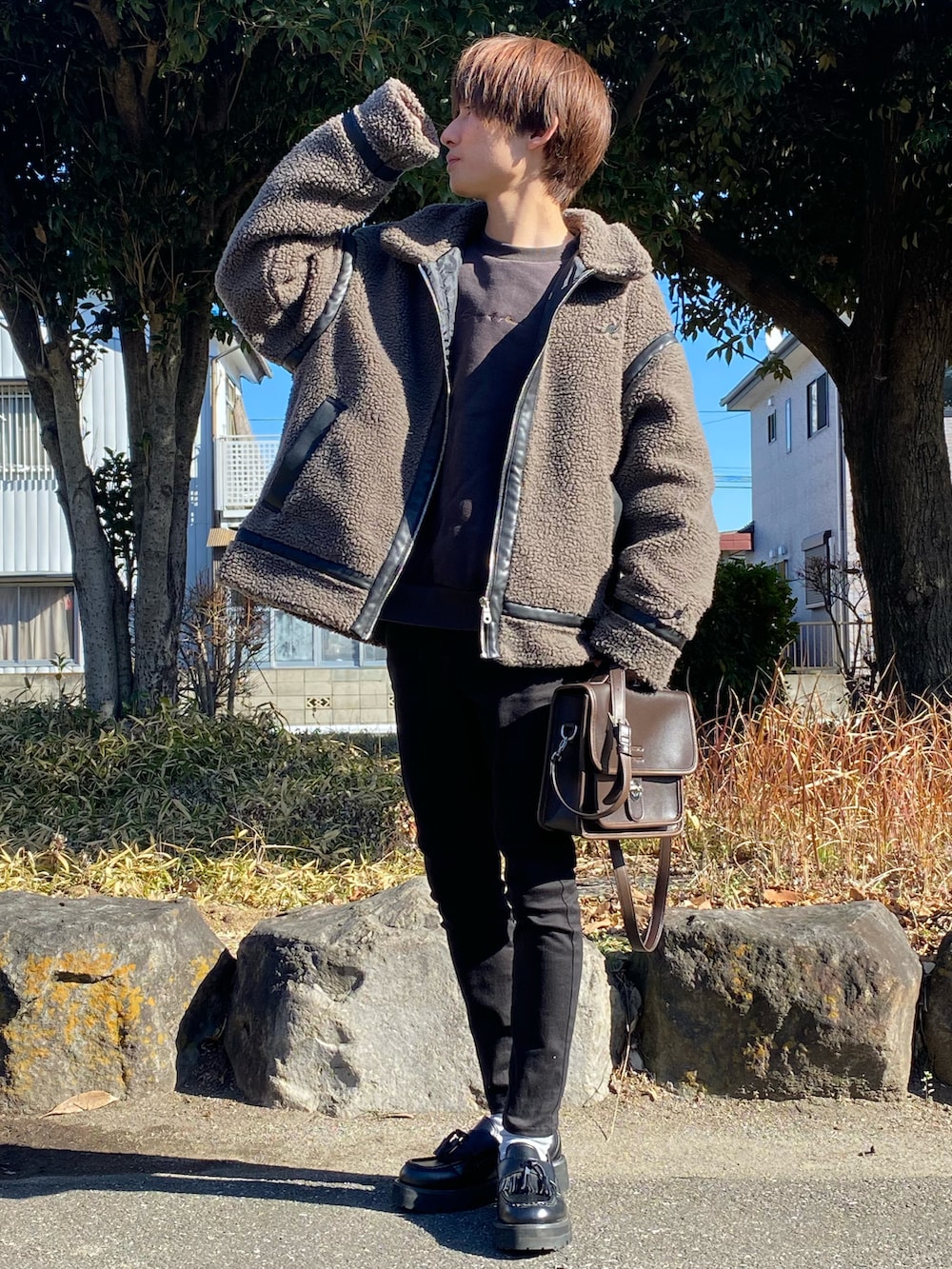 「ボアジャケット、ボア、ボアブルゾン、チャコールグレー、ダークグレー、ブラウン色に染まれ、カンゴール、KANGOL、冬コーデ、ゆるコーデ」｜「DEVICEの【WEARISTA こーせ ×DEVICE コラボ】Rename フロントバックル 横型ショルダーバッグ（ショルダーバッグ、ブラウン系）」を使った、ゆーすけさん（メンズ・166cm）の冬コーディネートの2枚目の写真