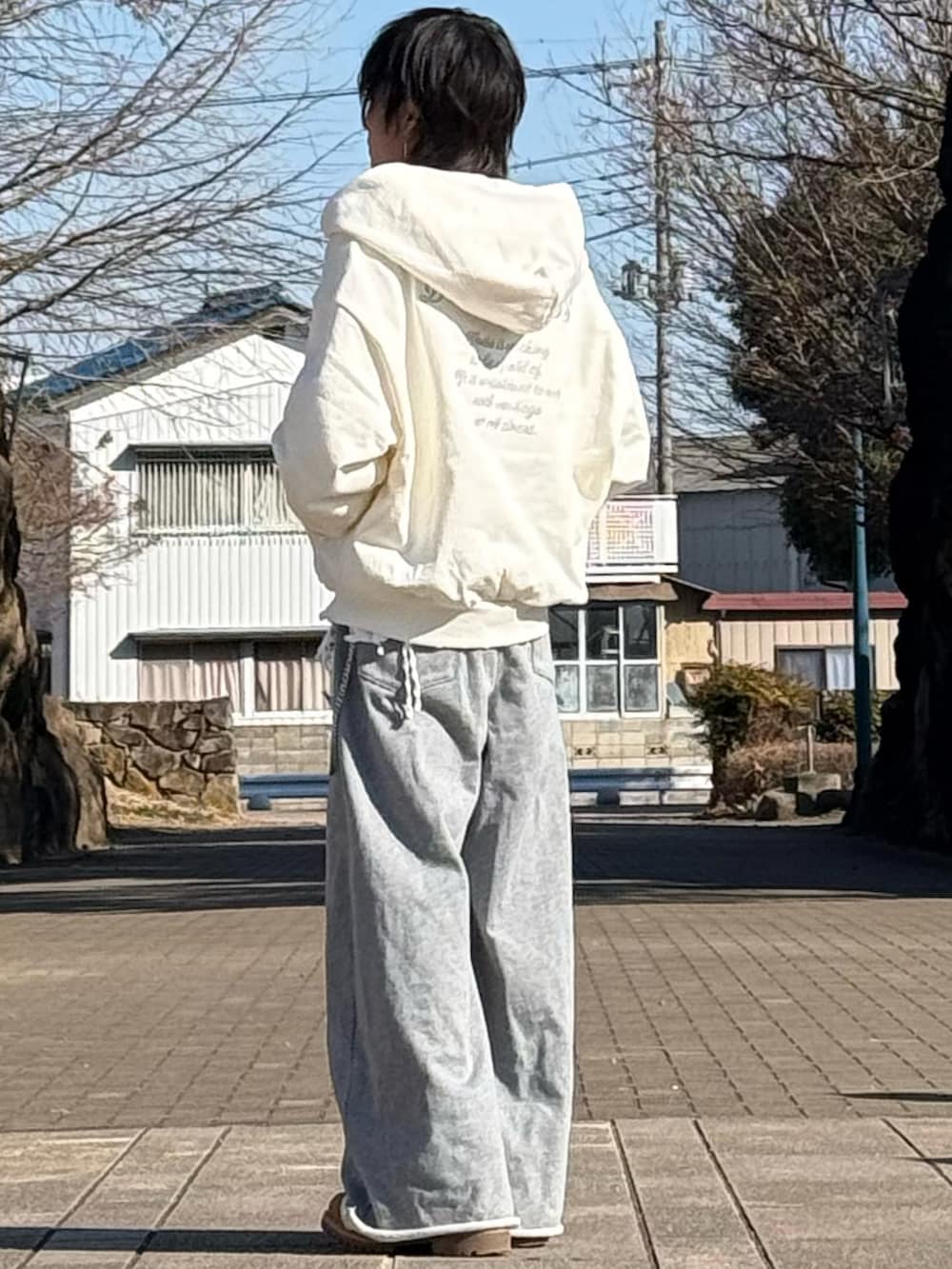 ホワイト系のパーカー、ホワイト系のTシャツ/カットソー、グレー系のスウェットパンツを着用したメンズの冬コーディネートの3枚目の写真