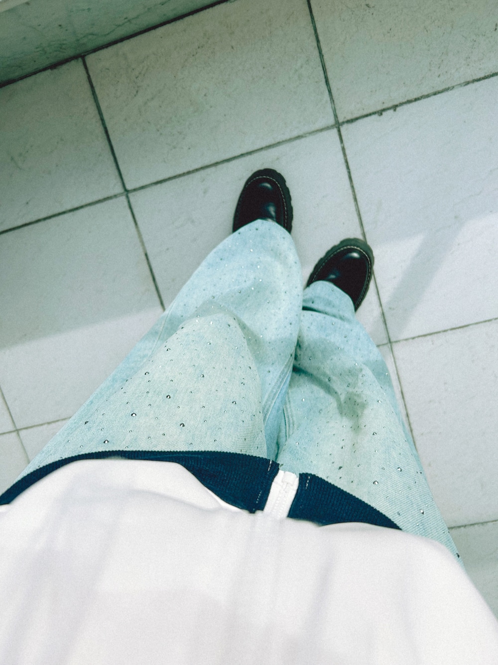 ホワイト系のその他トップス、ホワイト系のブルゾン、ブルー系のデニムパンツを着用したレディースの冬コーディネートの3枚目の写真