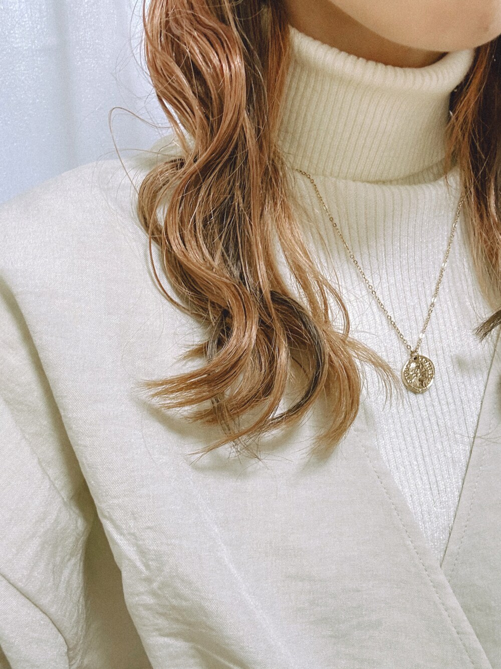 ホワイト系のノーカラージャケット、ホワイト系のスラックス、ベージュ系のローファーを着用したレディースの冬コーディネートの3枚目の写真