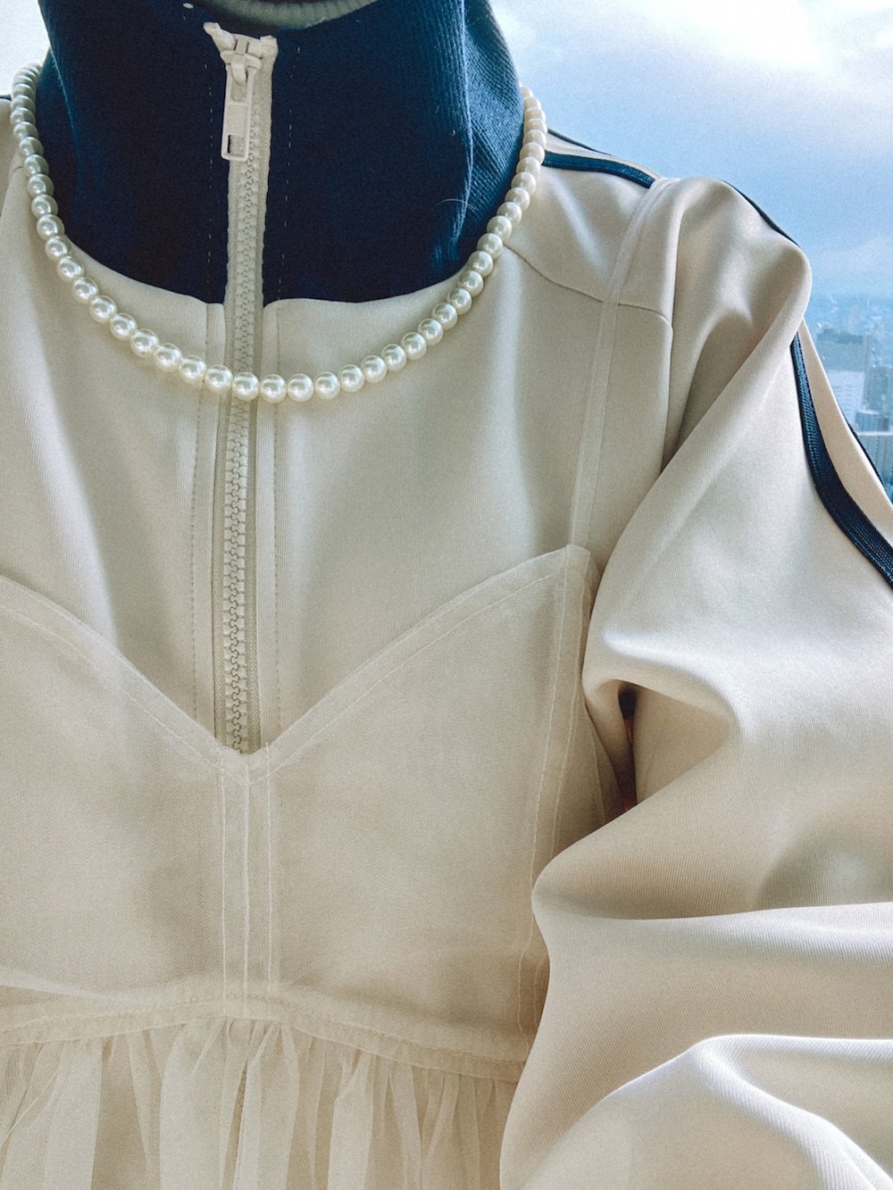 ホワイト系のその他トップス、ホワイト系のブルゾン、ブルー系のデニムパンツを着用したレディースの冬コーディネートの2枚目の写真