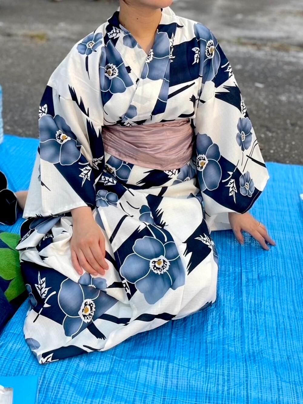 グリーン系のサンダル、ブルー系の浴衣を着用したレディースの夏コーディネートの2枚目の写真