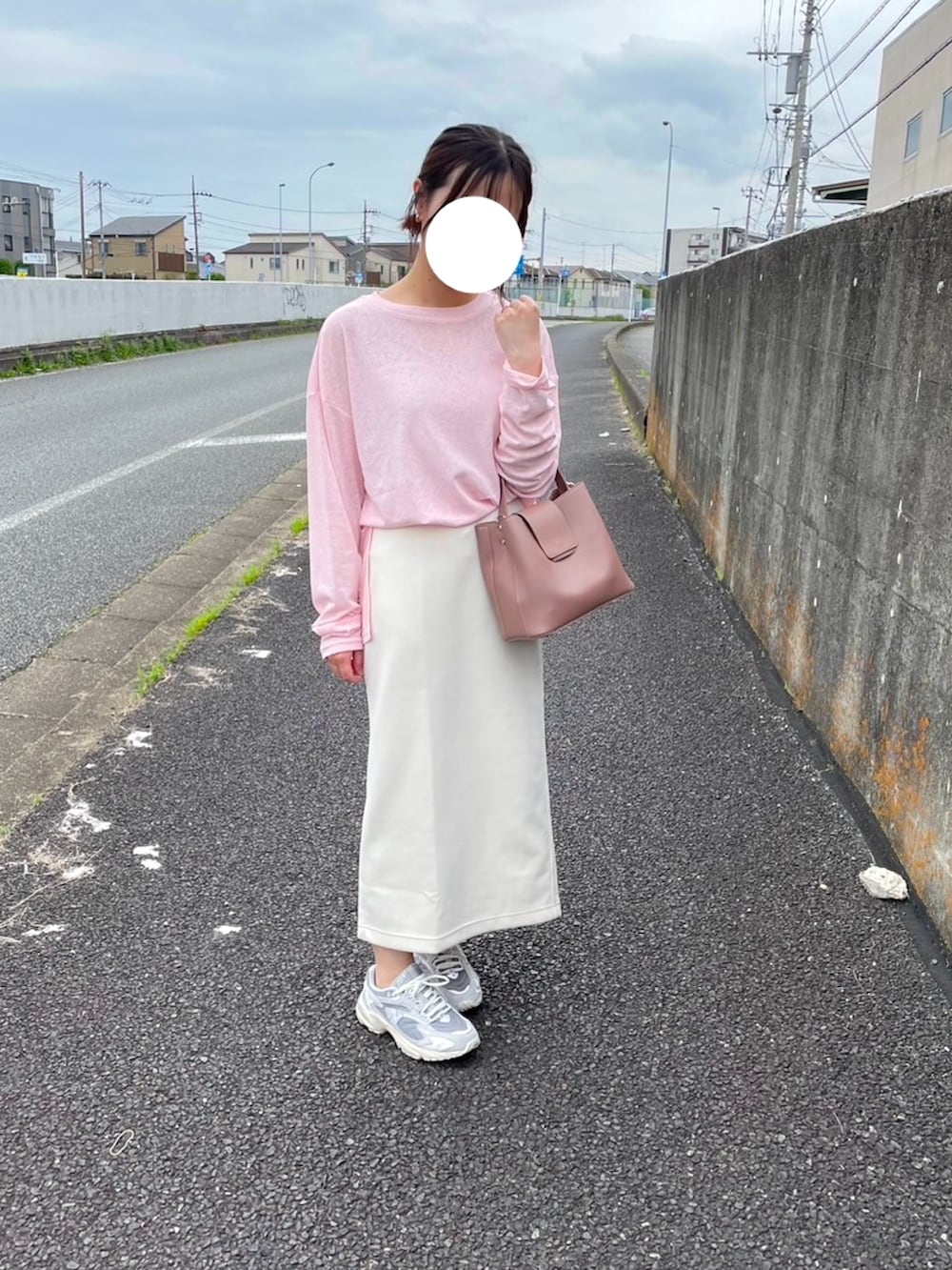 グレー系のスニーカー、ホワイト系のスカート、ピンク系のTシャツ/カットソーを着用したレディースの春コーディネートの2枚目の写真